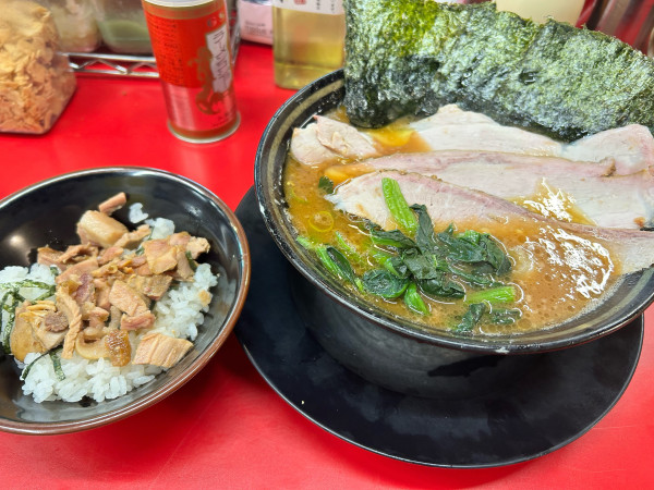 「チャーシュー麺(3枚)+半チャーシューまぶし」@IEKEI_TOKYO 王道家直系の写真