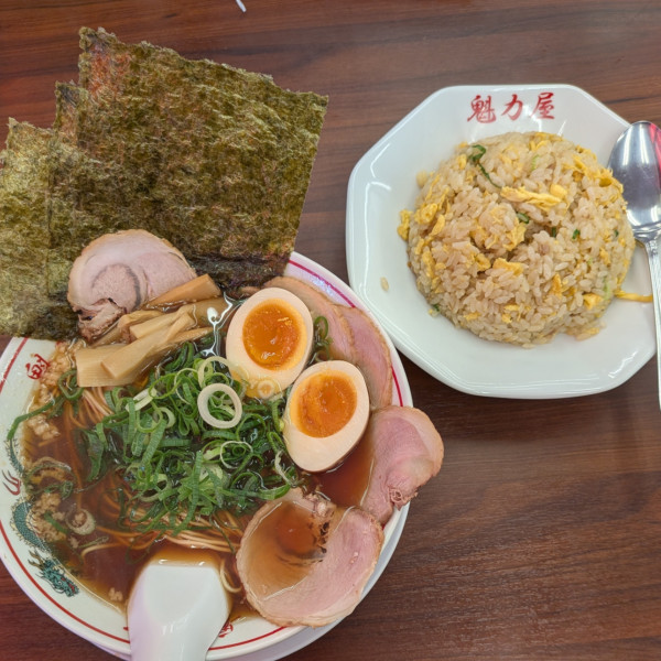 「京都背脂醤油全部のせラーメン(並)＋焼きめし」@ラーメン 魁力屋 竹ノ塚店の写真