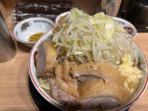 「大ラーメン+豚1枚+肉アブラ+ぶっカリー」@豚山 池袋西口店の写真