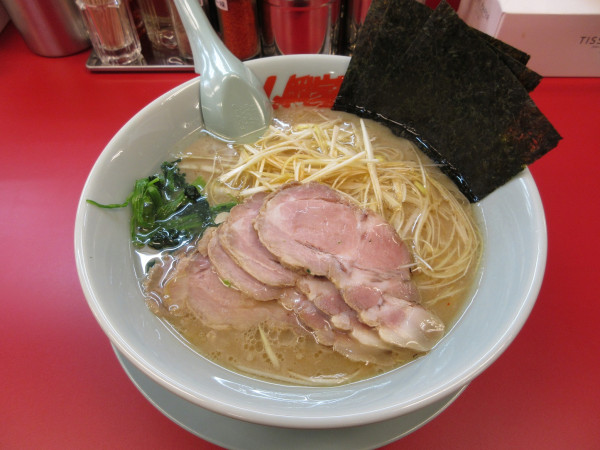 「醤油ネギチャーシュー麺（１１３０円）」@ラーメン山岡家 阿見店の写真