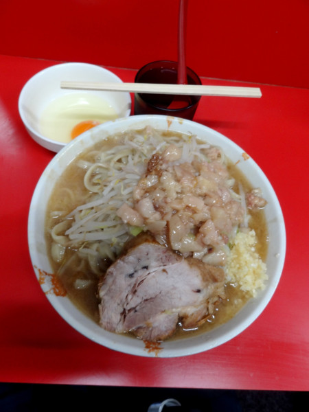 「小ラーメン豚1枚850円生卵100円」@ラーメン二郎 一橋学園店の写真