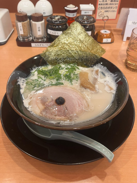 「豚骨ラーメン、替玉」@横浜家系ラーメン 壱角家 藤岡店の写真