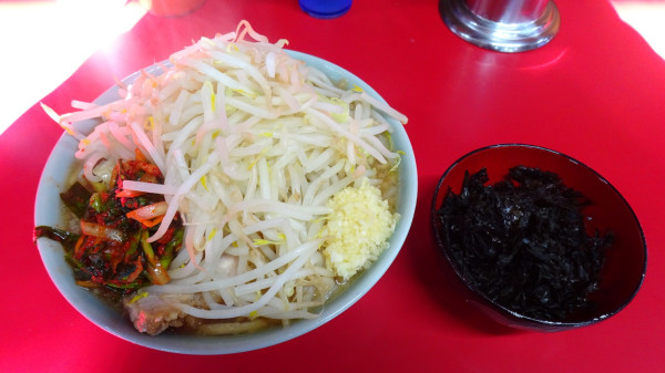 「ラーメン小（1000円）＋ニラキムチ＋岩のり　ヤサイニンニク」@ラーメン二郎 新潟店の写真