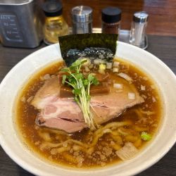醤油ラーメン（手揉み麺）900円　大盛150円