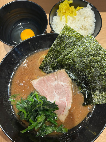 「ラーメン　900円　ライス、生卵　各50円」@ます家の写真