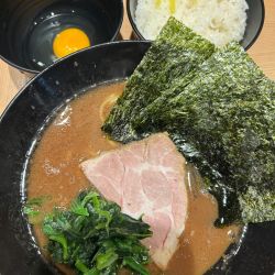 ラーメン　900円　ライス、生卵　各50円