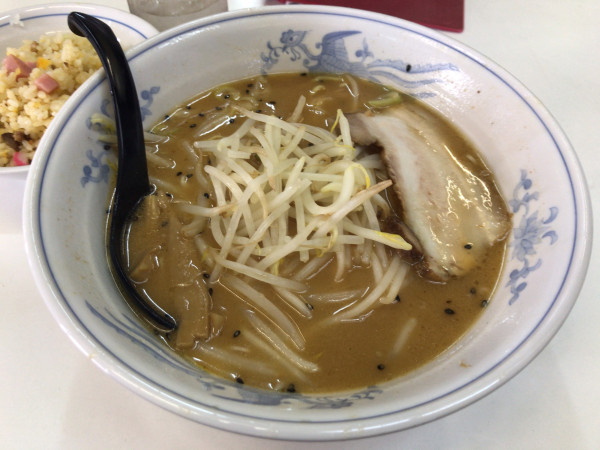 「味噌ラーメン+半チャーハン 1100円」@柳明館 戸田店の写真