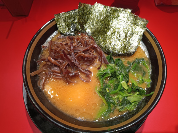 「ラーメン　900円　　　キクラゲ　　150円」@家系ラーメン 王道乃印 新橋店の写真