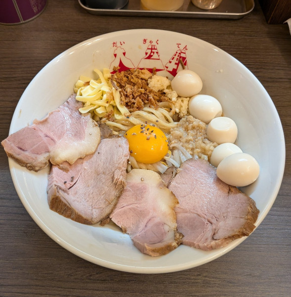 「まぜそば醤油（小）+うずら+ブタ増し（1340円）」@ラーメン大逆転の写真