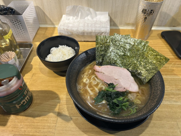 「豚骨醤油ラーメン・半ライス」@麺家 燻の写真