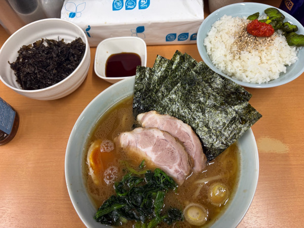 「特製らーめん+ライス+岩のり」@横浜らーめん 武蔵家 綾瀬店の写真