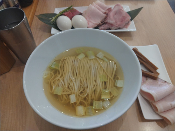 「３周年記念中華そば「ヒメユナ」塩¥1300+別皿 肉と味玉」@「七色の落書き」の写真