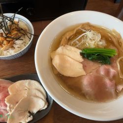 肉増し中華そば(1250円)、ミニ丼(350円)