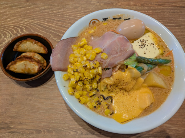 「北の大地（並盛）＋とろ〜り味玉＋揚げ餃子（3個）」@味噌ラーメン ゑびす 春日井西山店の写真