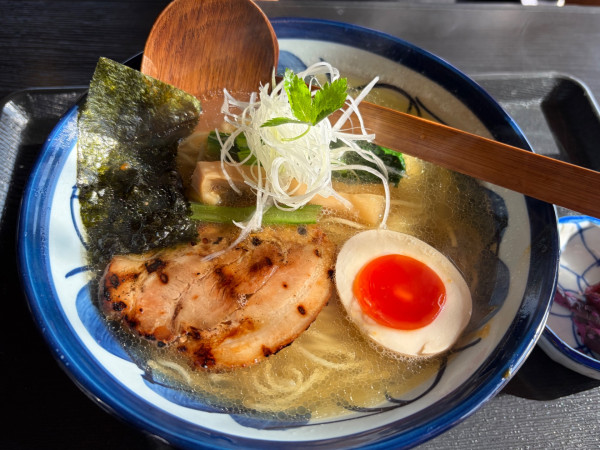 「淡麗塩らーめん」@らーめん 拓の写真