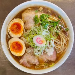 味玉らー麺 醤油 ¥950円（麺大盛＋110円）
