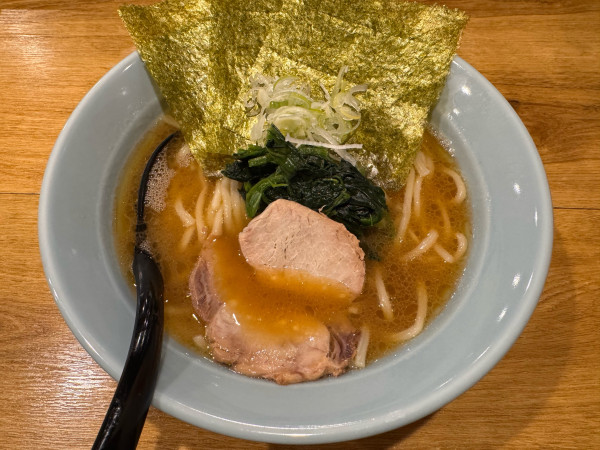 「長崎家系らーめん 豚骨醤油　1000円」@横浜家系ラーメン 侍 長崎店の写真