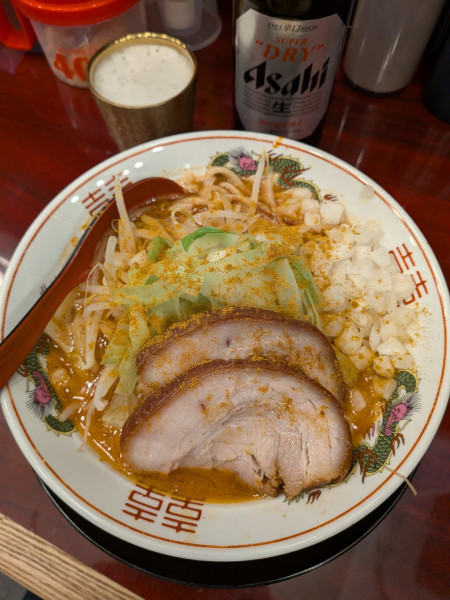 「プチカレっ豚らーめん＋瓶ビール＋紙エプロン」@ぶっ豚 成城店の写真