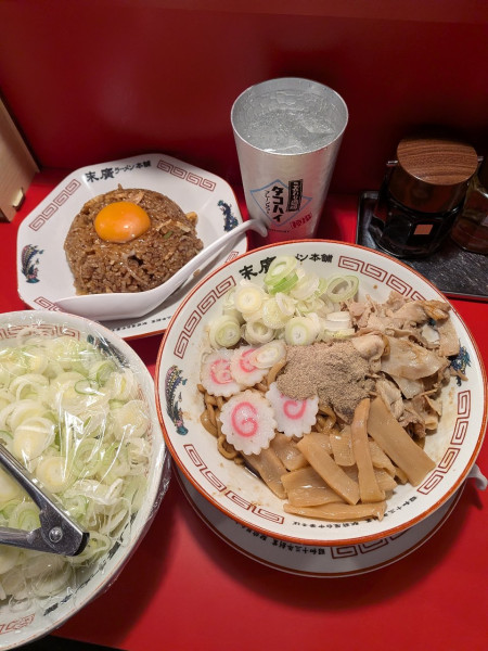 「油そば＋ヤキメシ1/2黄身のせ＋レモンサワー」@末廣ラーメン本舗 中野分店の写真