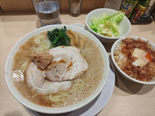 「背脂中華そば(バラチャーシュー)➕キャベツ➕にんにく➕ねこたまん」@ラーメン みなみの写真