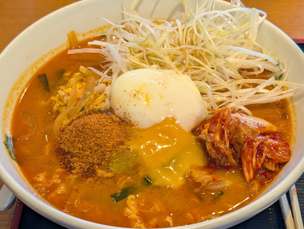 「チゲ味噌ラーメン、細切りネギ、温泉玉子、白菜キムチ」@日高屋 鴻巣下忍店の写真