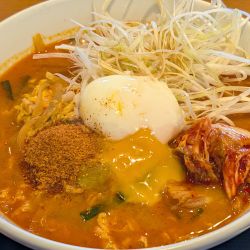 チゲ味噌ラーメン、細切りネギ、温泉玉子、白菜キムチ