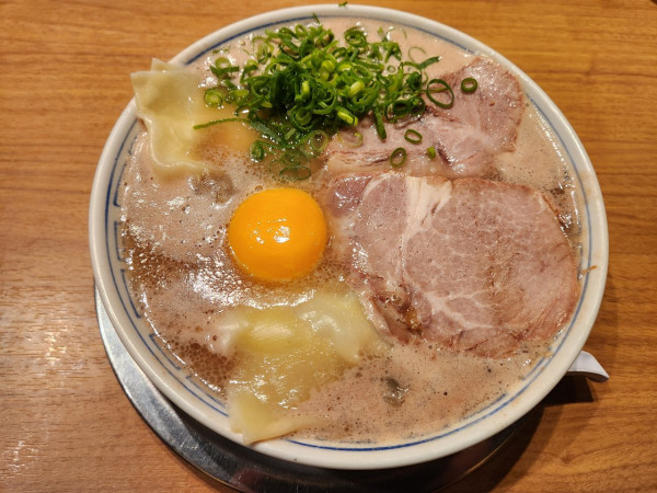 「月見ワンタン麺」@三代目 博多 だるま アクアシティお台場店の写真