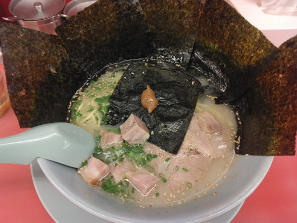 「朝ラーメン570円、クーポンでコロチャー6個と海苔5枚無料」@山岡家 大谷地店の写真