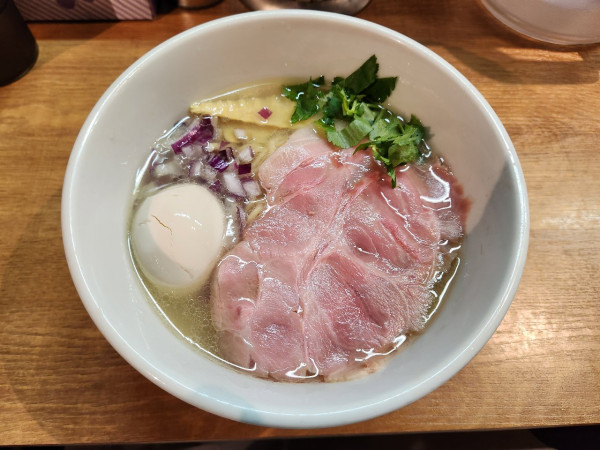 「貝と牛の中華そば 塩 味玉」@貝そばもぉむの写真