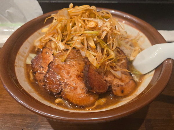 「マー油のネギチャーシュー麺・麺増し✘‎3 ￥1,600」@自家製麺88 川崎店の写真
