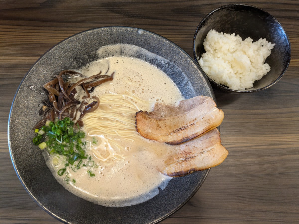「純とんこつラーメン(白、カタ)+ミニご飯」@純とんこつラーメン あんてい 春日井店の写真