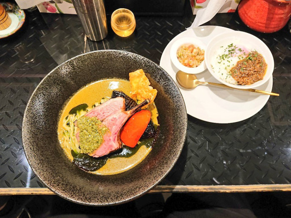 「【限定】ギリギリ lamb chop グリーンカレーラーメン」@トーキョーニューミクスチャーヌードル 八咫烏 CHIKARABOの写真