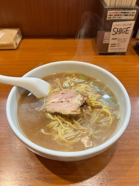 「醤油ら〜めん」@ピリ辛ラーメン SHIGEの写真