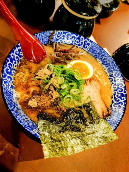 「魚介系豚骨醤油ラーメン 全部入り」@博多ラーメン鶴亀堂 三芳藤久保店の写真