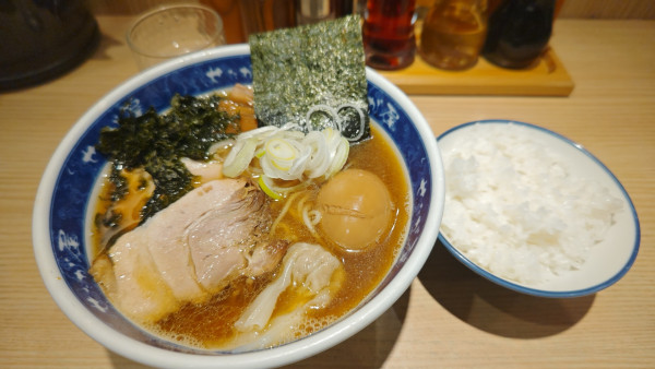「せたがやラーメン+半ライス」@せたが屋 羽田国際空港店の写真