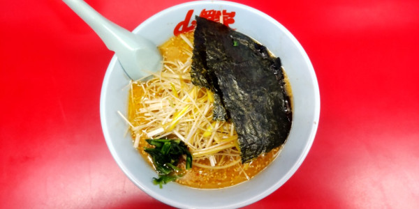 「特製味噌󠄀ネギラーメン　ネギ　コロチャーシュー＋」@ラーメン山岡家 岩見沢店の写真