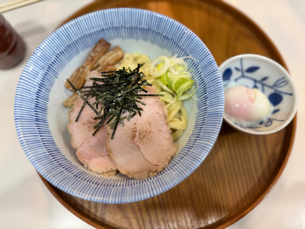 「混ぜそば(温玉付麺150g) 880円」@麦と手の写真