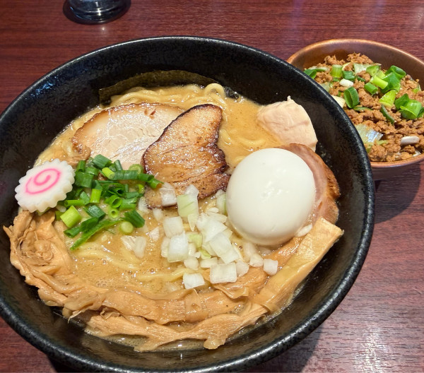 「特製濃厚中華そば（醤油）大盛り➕チャーシュー丼」@中華そば 輝羅の写真