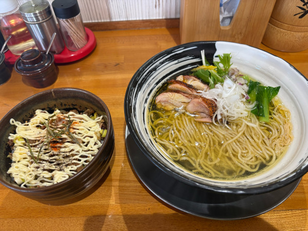 「芳醇鶏中華らーめん1020円、日替わり飯とものや飯450円」@麺寿 とものやの写真