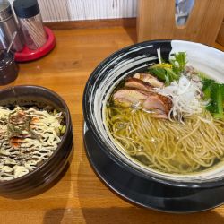 芳醇鶏中華らーめん1020円、日替わり飯とものや飯450円