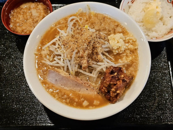 「なひゃんずラーメン小＋アブラ＋半ライス　900＋150＋100円」@なひゃんず食堂の写真