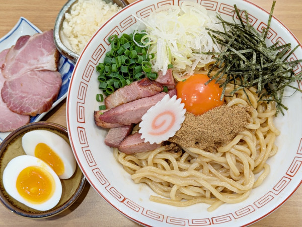 「油そば（ニンニク有）＋チャーシュー2枚＋塩たまご」@しののめヌードルの写真