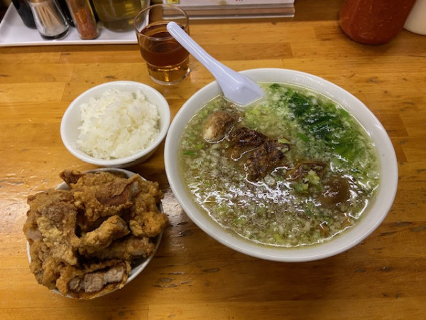 「塩ラーメン（油少なめ）＋チャーシュー・パーコー半々別皿」@珉珉の写真