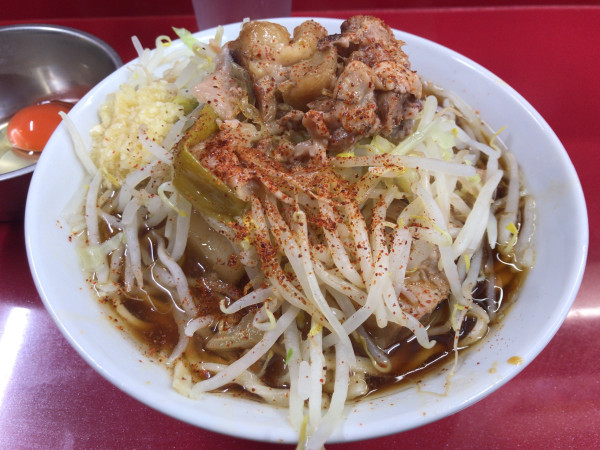 「ラーメン豚2枚(ニンニクアブラカラメ一味)+生たまご 1150円」@ラーメン二郎 越谷店の写真