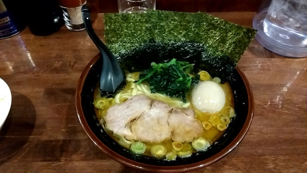 「ラーメン並（９００円）＋味玉（１２０円）」@横浜家系 まるに家の写真