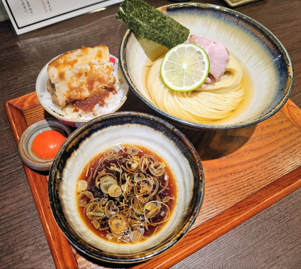 「昆布水つけ麺&角煮めし（卵黄付き）」@ramen club トトノエの写真
