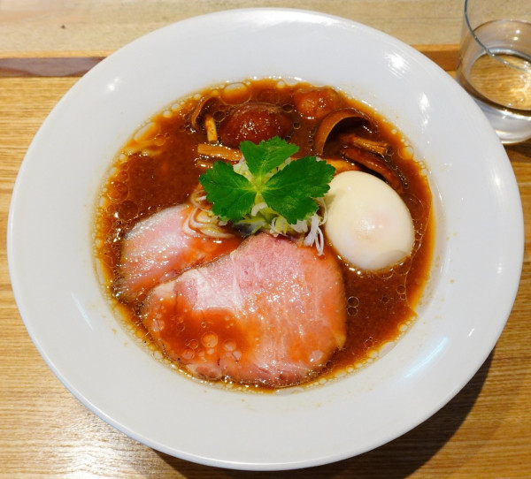 「【限定】宍道湖しじみ赤だし中華蕎麦＋味玉」@宍道湖しじみ中華蕎麦 琥珀 東京本店の写真