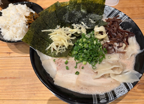 「ワンタン麺+海苔+ライス+チャーシュー」@博多一双 新横浜ラーメン博物館店の写真