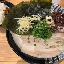 ワンタン麺+海苔+ライス+チャーシュー