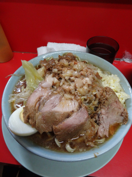 「ラーメン1150円ニンニクアブラ生卵100円」@ラーメン富士丸 西新井大師店の写真